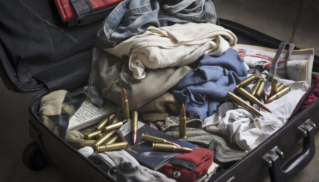 ℹ Собрался в дорогу Проверь свой чемодан Патроны в чемодане подростка обнаружили в хабаровском аэропорту а он об этом даже и не знал  Уголовное дело по факту незаконного хранения боеприпасов направлено в суд Подросток летевший в Москву не знал о содержимом своего багажа  Дознавателями Хабаровского ЛУ МВД России на транспорте направлено в суд уголовное дело по факту незаконного хранения боеприпасов  В декабре 2025 года сотрудники транспортной безопасности при досмотре багажа в международном аэропорту Хабаровска имени Г И Невельского в подкладке чемодана обнаружили коробку с 50 спортивными охотничьими патронами промышленного изготовления Согласно заключению эксперта изъятые боеприпасы относятся к категории винтовочных патронов кольцевого воспламенения и подходят для стрельбы из различного спортивного и охотничьего нарезного оружия включая винтовки пистолеты и другое аналогичное вооружение Патроны находятся в исправном состоянии и пригодны для использования сообщили в УТ МВД России по ДФО  В результате оперативных мероприятий было установлено что чемодан принадлежит подростку который направлялся в Москву и о найденных в его багаже патронах пояснить ничего не смог  В ходе дознания 47 летний отец подростка пояснил транспортным полицейским что обнаружил указанную коробку с патронами в офисе своей бывшей работы в Хабаровске еще в 2024 году забрал патроны себе и хранил в подкладке чемодана Стрельбой мужчина никогда не занимался и оружием не владел и о существовании патронов забыл передав чемодан сыну незадолго до полета В настоящее время дознавателями отдела дознания Хабаровского ЛУ МВД России на транспорте уголовное дело возбужденное по ч 1 ст 222 УК РФ направлено в суд уточнили в ведомстве Telegram канал Безопасность туризма 24 7 с вами Подпишись Фото ИИ