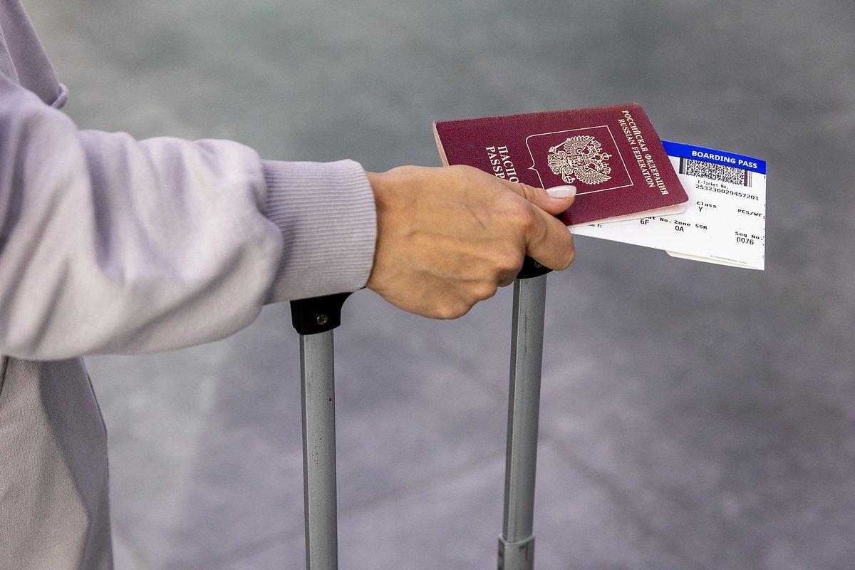 Россиянам станет сложнее ездить в Европу в 2026 году Правила въезда и получения виз ужесточаются С 1 апреля 2026 года Польша перестанет принимать российские загранпаспорта без биометрии Ранее такие же ограничения ввели Германия Франция Чехия Литва Латвия Эстония Дания Исландия и Румыния Визы в пятилетние паспорта больше не ставят на границе возможен отказ во въезде Осенью 2025 года Еврокомиссия запретила выдачу новых многократных шенгенских виз россиянам Теперь визы как правило выдают строго под даты поездки Уже оформленные мультивизы продолжают действовать до окончания срока Дополнительная проблема работа визовых центров Слотов мало запись открывается нерегулярно в ряде стран подача возможна только в Москве и Санкт Петербурге Участились отказы без объяснения причин При этом шенген получить все еще можно Более лояльны к россиянам Испания Италия Франция и Венгрия Чаще всего выдают однократные визы на срок поездки Италия остается единственной страной где при хорошей визовой истории иногда оформляют мультивизы Эксперты советуют заранее оформлять биометрический паспорт подавать документы с запасом по времени и максимально подробно подтверждать маршрут tipical vizovik