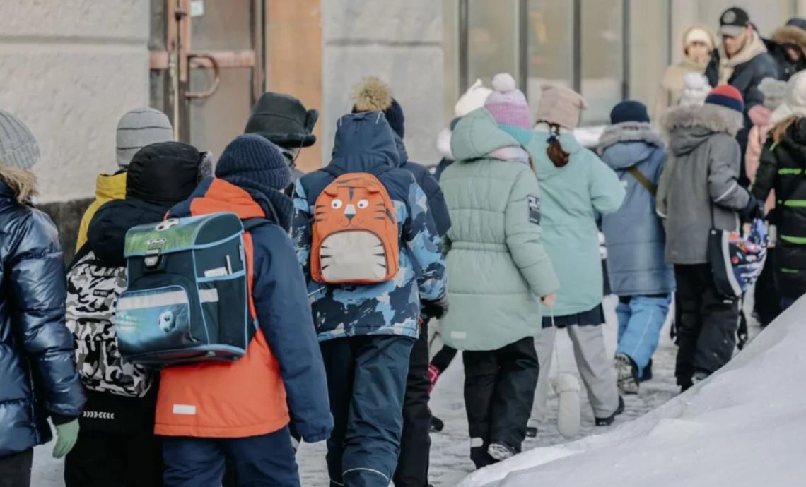 Большинство родителей дают школьникам 7-10 лет на карманные расходы до 500 руб. в неделю, 11-14-летним и 15-17-летним — 500-1000 руб., следует из опроса сервиса по поиску работы Superjob. В основном родители дают детям деньги либо безвозмездно, либо сочетают этот подход с поощрением ребенка. Тех, чьи дети получают средства на карманные расходы, только «зарабатывая» их, невелико — от 3% до 6% в разных возрастных категориях. Чем старше становится ребенок, тем меньше родители контролируют его расходы. Например, если в группе младших школьников это делают 66%, то в группе 15-17-летних — 45%. Фото: Михаил Гребенщиков / РБК Читать РБК в Telegram