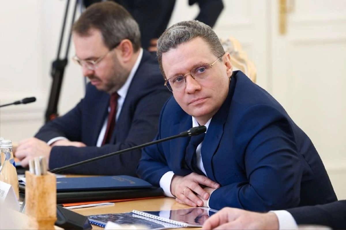 Георгий Филимонов предложил в МИД оптимизировать международную логистику  Необходимо сделать постоянно действующий круглогодичный транспортный коридор поставок продукции из Вологодчины в Китай и страны Юго-Восточной Азии. Вопрос об этом поднял губернатор Вологодской области Георгий Филимонов на 44-м заседании Совета глав субъектов Российской Федерации при Министерстве иностранных дел России.    «Поднял вопрос о логистике грузов продукции лесопромышленного комплекса, металлургической промышленности, сельского хозяйства и химического производства из Вологодской области через порт Архангельска и Северный морской путь, чтобы разгрузить восточный полигон железной дороги, ускорить сроки поставки и сделать постоянно действующий круглогодичный транспортный коридор поставок продукции из Вологодчины в Китай и страны Юго-Восточной Азии. На это есть большой запрос наших партнёров», - прокомментировал встречу Георгий Филимонов.