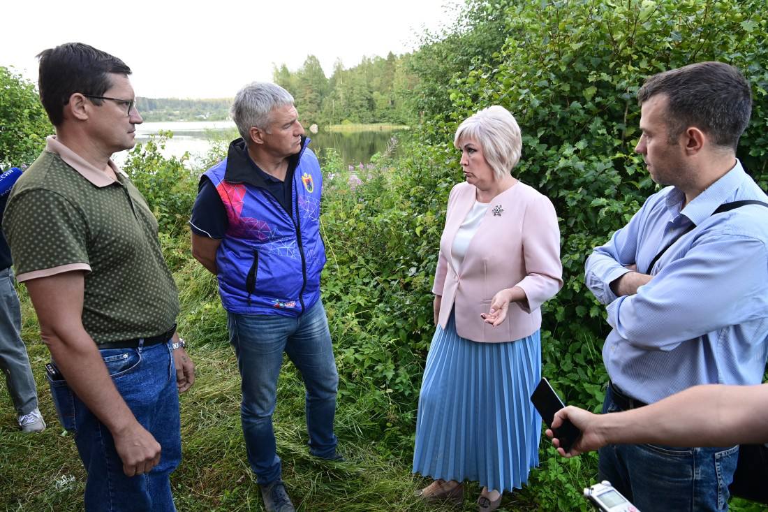 Давление в сетях водоснабжения Лахденпохьи полностью восстановят  Новый мощный насос взамен вышедшего из строя установлен, ведется пусконаладка оборудования. Выполнение работ по обеспечению жителей города чистой питьевой водой проверил Глава Карелии Артур Парфенчиков в ходе поездки в Приладожье.   Руководитель региона поручил профильным ведомствам при взаимодействии с муниципалитетом приобрести ещё один насос с достаточной мощностью, чтобы впредь обезопасить город от подобных ситуаций.  Подробнее - по ссылке.