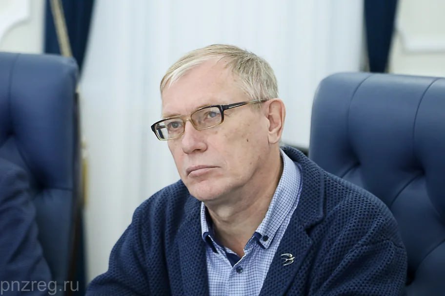 Главу пензенского института подозревают в присвоении 35 млн рублей Суд в Пензе отправил под домашний арест ректора Института регионального развития Пензенской области Геннадия Белорыбкина. По версии следствия, господин Белорыбкин через аффилированную компанию похитил часть бюджетных средств, выделенных на госконтракт. По данным источника «Ъ», арест главы вуза связан с делом бывшего министра образования Пензенской области Алексея Комарова. Подробнее в материале «Ъ — Средняя Волга»: Деньги мимо образования Фото: Марина Молдавская, Коммерсантъ Все эксклюзивы