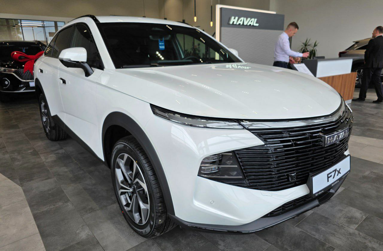 Купе-кроссовер Haval F7x стал эксклюзивом для России В России стартовали продажи нового Haval F7x, купеобразного кроссовера второго поколения. Цены стартуют от 3 499 000 рублей, доступно две комплектации. Модель — эксклюзив для российского рынка: в Китае она не выпускается. Производство налажено на заводе в Тульской области. F7x доступен только с 2.0-литровым турбомотором на 192 л.с., 7-ступенчатым «роботом» и полным приводом. Подпишись
