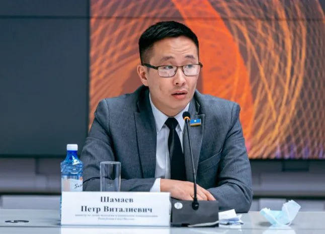 Петр Шамаев вернулся на работу в Минмолодежи Якутии после участия в СВО  Министр по делам молодежи и социальным коммуникациям Якутии Петр Шамаев вернулся на работу в ведомство. В сентябре 2024 он отправился служить по контракту в зону проведения СВО, где получил тяжелое ранение.  «Я вышел на работу. <...> Первый рабочий день после года отсутствия в министерстве. Надел костюм впервые за долгое время. Непривычно даже. На планерке большую часть коллектива не узнал — новые сотрудники появились. Значит, будем работать по-новому», — написал в своем тг-канале министр.  Подробнее читайте по ссылке    Фото: Андрей Сорокин / ЯСИА