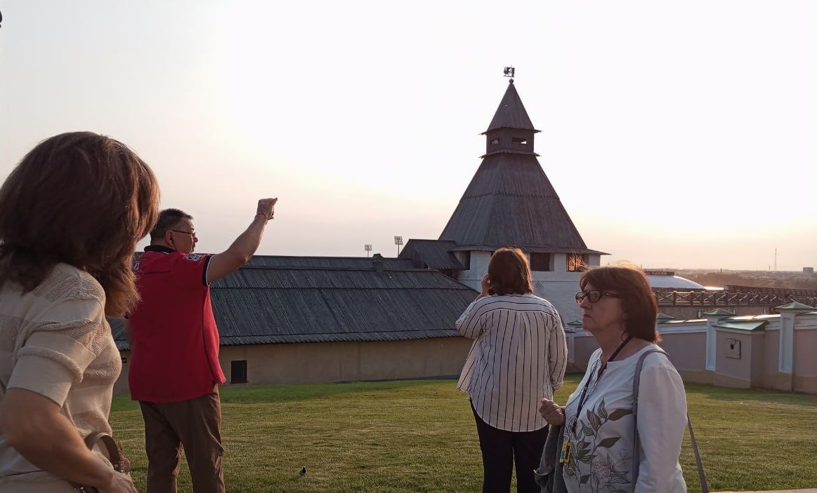 Четырехдневные путешествия на пике популярности По данным Ассоциации туристических агрегаторов за девять месяцев 2025 года отмечен заметный рост спроса на мини туры К примеру поездки с пятницы по воскресенье уже составляют почти каждое пятое бронирование 19 против 18 в прошлом году в целом же интерес к небольшим путешествиям вырос примерно на 20 30 Лидирующие направления для внутрироссийского туризма Сочи порядка 50 всех заявок Петербург примерно 20 от всех заявок 16 в 2023 году Калининградская область Заметные доли от общего числа заявок на пакетные туры приходятся на Красную Поляну которая в данной статистике учитывается отдельно от Сочи а также на Дагестан и Казань