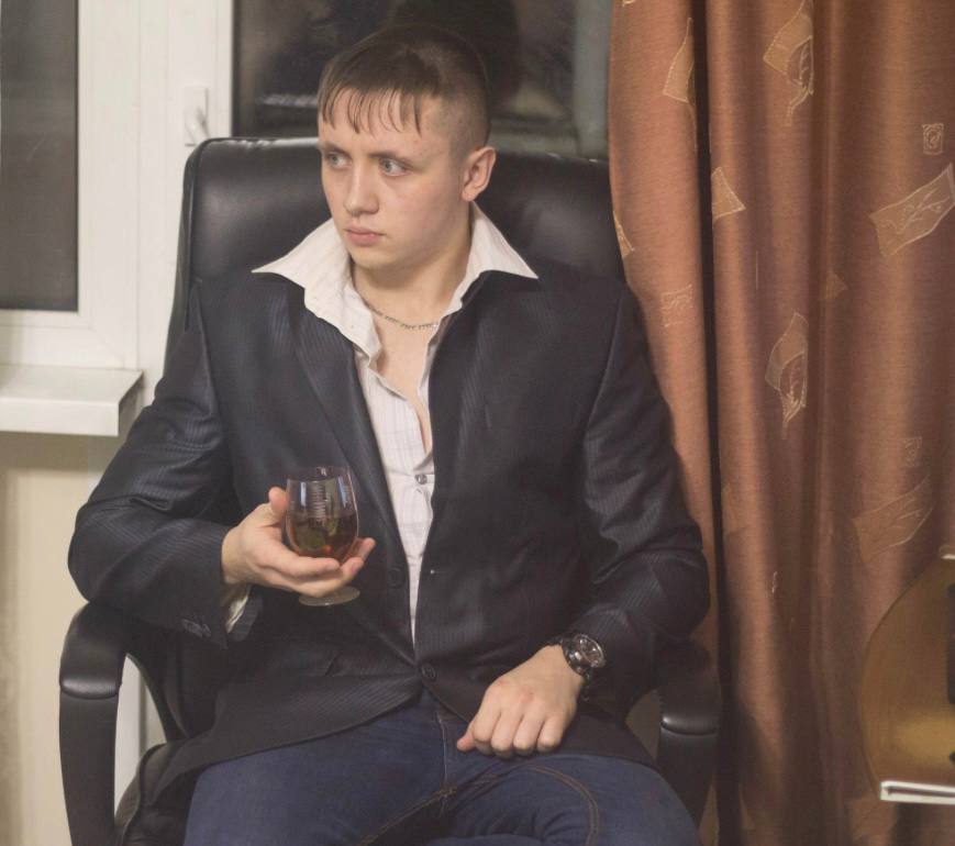 Челка штрихкод возвращается на Кубань В парикмахерских Краснодара мастера подтверждают та самая прическа из 90x снова набирает популярность среди молодежи Парикмахеры говорят что даже отговаривают клиентов от этой стрижки но они все равно хотят быть модными Сделали бы себе такую да нет