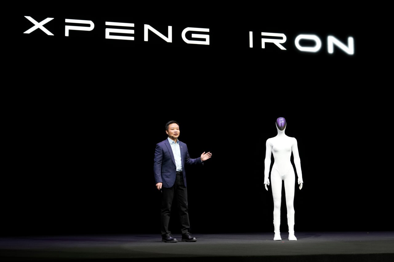 Китайский производитель электромобилей XPeng представил человекообразного робота Iron пишет CNBC Массовое производство этих роботов планируется начать в 2026 году Роботы будут основаны на собственных чипах XPeng как и ее роботакси также запланированные на следующий год Кроме того у них будет твердотельный аккумулятор и компания планирует опции кастомизации отдельных аспектов продукта в том числе формы тела и прически В ходе презентации Iron главный исполнительный директор XPeng Хэ Сяопэн заявил что этих роботов вряд ли в ближайшее время можно будет использовать дома а на заводах их использовать слишком дорого учитывая дешевизну рабочей силы в Китае По его словам на первом этапе их будут применять как гидов и продавцов консультантов Фото AP TAСС interfaxonline