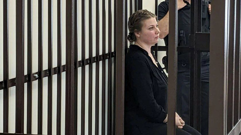 Прокурор запросил для экс-главы "Жилфонда Барнаул" Авдюхиной девять лет колонии  Прокуратура запросила девять лет колонии общего режима со штрафом 800 тысяч рублей для экс-директора "Жилфонд Барнаул" Людмилы Авдюхиной, которую обвиняют в хищении более 121,3 млн рублей у клиентов агентства недвижимости.  5 августа по делу проходят судебные прения, вскоре Авдюхиной должны вынести приговор.    Амител