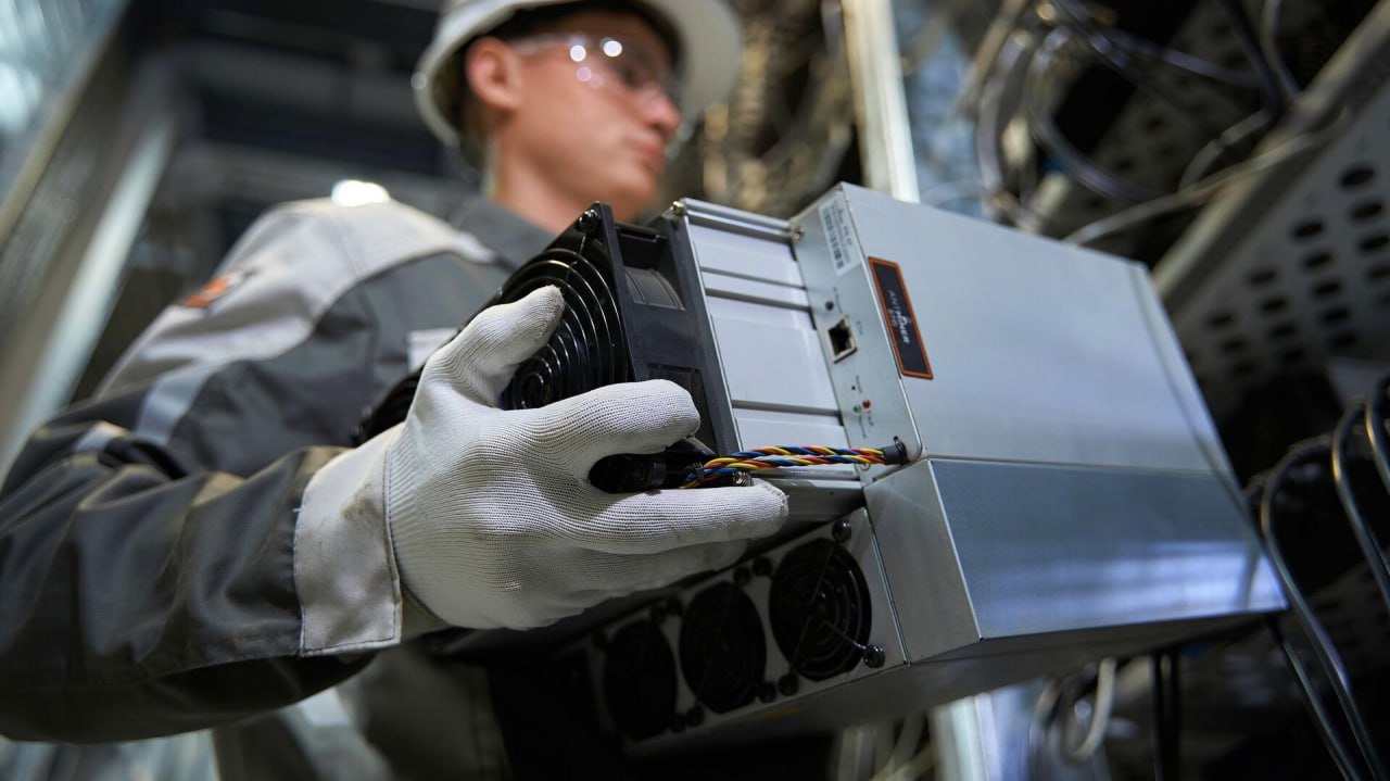 Власти Якутии рассматривают организацию майнинга на газовых участках Алросы Власти Якутии обдумывают возможность размещения мощностей по майнингу криптовалют на Улугурском и Эргеджейском газовых месторождениях Их осваивает совместное предприятие Алроса и Сахатранснефтегаз Улугурнефтегаз Об этом сообщает издание Ведомости Улугурнефтегаз открыт в июне 2018 года зарегистрирован в Мирном Директор газодобывающего предприятия Андрей Цыганов На 75 акционерным обществом владеет Алроса остальные 25 зарегистрированы на компанию Ленск Газ которая принадлежит Сахатранснефтегаз Выручка за 2024 год не указана однако известно что предприятие работает в убыток который составил 1 6 миллиона рублей Один из источников Ведомостей сообщил что ранее размещение майнинга рассматривали на газопроводе Сила Сибири geonrgru YouTube sponsr ru