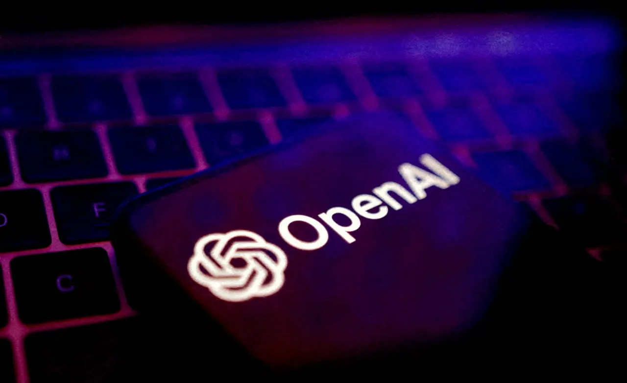 OpenAI представила ИИ модель для кибербезопасности Компания выпустила GPT 5 4 Cyber версию своей передовой нейросети с ослабленными фильтрами безопасности В отличие от публичного ChatGPT который отказывается выполнять вредоносные запросы вроде поиска уязвимостей в коде или кражи паролей новая модель обучена соглашаться на подобные задачи Это сделано для того чтобы помочь исследователям в области киберзащиты так называемым белым хакерам находить бреши в системах быстрее реальных злоумышленников Из за очевидных рисков модель недоступна обычным пользователям Доступ к GPT 5 4 Cyber получат только проверенные организации и специалисты высшего уровня из программы Trusted Access for Cyber TAC Для участия в ней требуется пройти верификацию личности по государственным документам  Релиз состоялся всего через неделю после аналогичного шага от главного конкурента OpenAI компании Anthropic settersmedia news