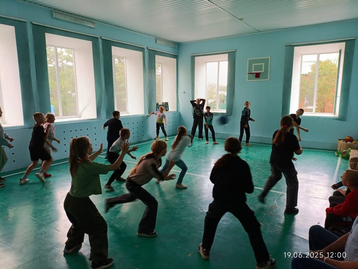 В селе Умёт в пришкольном лагере «Дружба» прошли «Весёлые старты» Несмотря на капризы погоды, они подарили всем участникам море положительных эмоций. Из-за дождливой погоды соревнования перенесли из привычного уличного пространства в спортивный зал школы. Разделившись на команды, юные спортсмены начали свои соревнования, полные смеха и дружеского азарта. В программе были разнообразные конкурсы; от эстафет до смешанных игр с мячом, каждая из которых вызывала бурю эмоций и живое участие. Как отметил один из организаторов: «Главное — это дух командной работы и радость от совместных усилий!» Фото образовательного учреждения