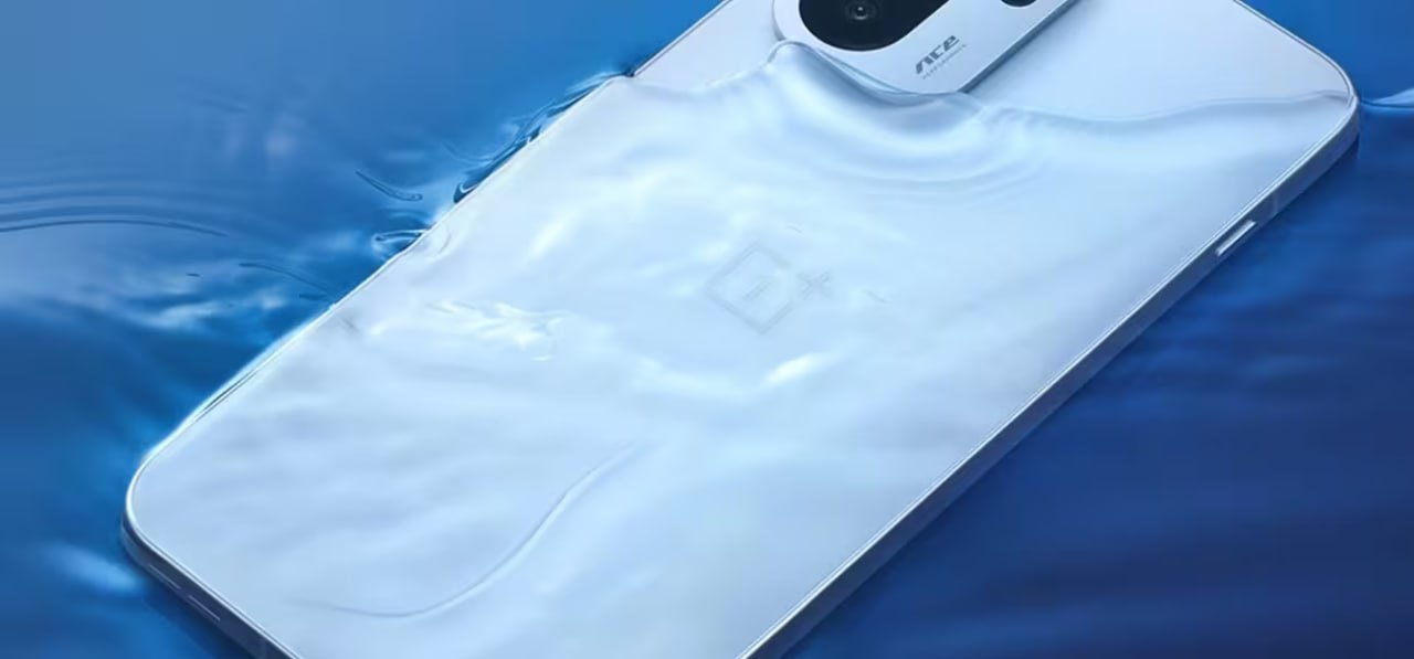 Предстоящий OnePlus Ace 6T получил флагманские характеристики которые озвучил известный инсайдер Digital Chat Station По данным Digital Chat Station экран получит разрешение 1 5K частоту обновления 165 Гц В оснащение войдет однокристальная система Snapdragon 8 Gen 5 аккумулятор ёмкостью более 8000 мАч с поддержкой быстрой зарядки 100 Вт Кроме того корпус получит защиту IP68 Ранее он заявил что смартфон будет выделяться дисплеем с высокой частотой обновления сверхбыстрой разблокировкой отпечатков пальцев флагманской SoC Snapdragon 8 и ярким корпусом цвета Electric Purple Digital Chat Station первым точно сообщил характеристики Xiaomi 15 и Xiaomi 15 Pro а также о том что Realme GT 7 Pro получит яркий экран Samsung и что SoC Dimensity 9400 выйдет раньше Snapdragon 8 Elite