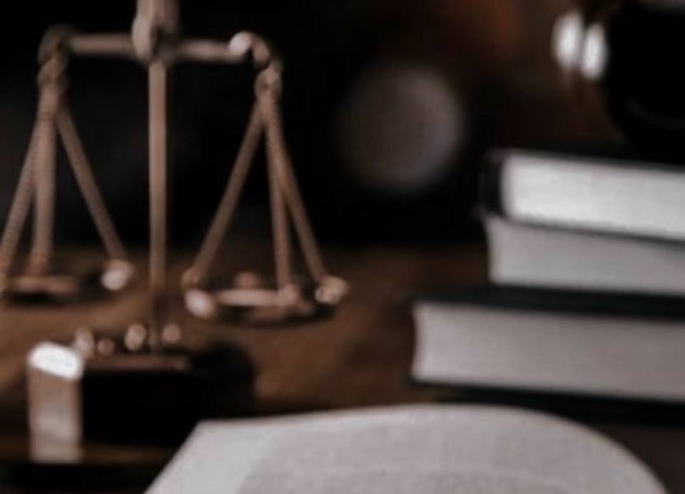В Иркутской области вынесен приговор бывшим сотрудникам медицинских учреждений за получение взяток в особо крупном размере Собранные следственным отделом по Свердловскому району города Иркутска СУ СК России по Иркутской области доказательства признаны судом достаточными для вынесения приговора трем мужчинам. Они признаны виновными в совершении преступления, предусмотренного п.п. «а, в» ч. 5 ст. 290 УК РФ получение взятки должностным лицом, совершенное организованной группой, в крупном размере . Следствием и судом установлено, что в период с января 2022 года по декабрь 2023 года начальник отделения материально-технического обеспечения филиала военного клинического госпиталя города Иркутска вступил в преступный сговор с врачом-неврологом и уборщиком областной больницы, направленный на систематическое получение взяток с использованием служебного положения. Согласно оговоренному плану, сотрудник госпиталя подыскивал из числа лиц, подлежащих призыву на военную службу, или военнослужащих, не желающих дальнейшего прохождения службы, взяткодателей. Фигурант предоставлял сведения о них сообщнику в областной больнице, который, в свою очередь, передавал указанные данные врачу для изготовления подложных документов, содержащих сведения о заболеваниях, предоставляющих отсрочку или освобождение от военной службы. Преступная деятельность выявлена и пресечена при взаимодействии с сотрудниками подразделения по борьбе с экономическими преступлениями и противодействию коррупции МУ МВД России «Иркутское». Следователями СК установлены факты получения взяток на общую сумму более 2,5 млн рублей. Суд признал соучастников виновными и назначил им наказание в зависимости от роли каждого в виде лишения свободы на сроки 4 года, 5 и 11 лет с отбыванием в колонии строгого режима со штрафами в размере 800 тысяч, 1 млн и 1,5 млн рублей.