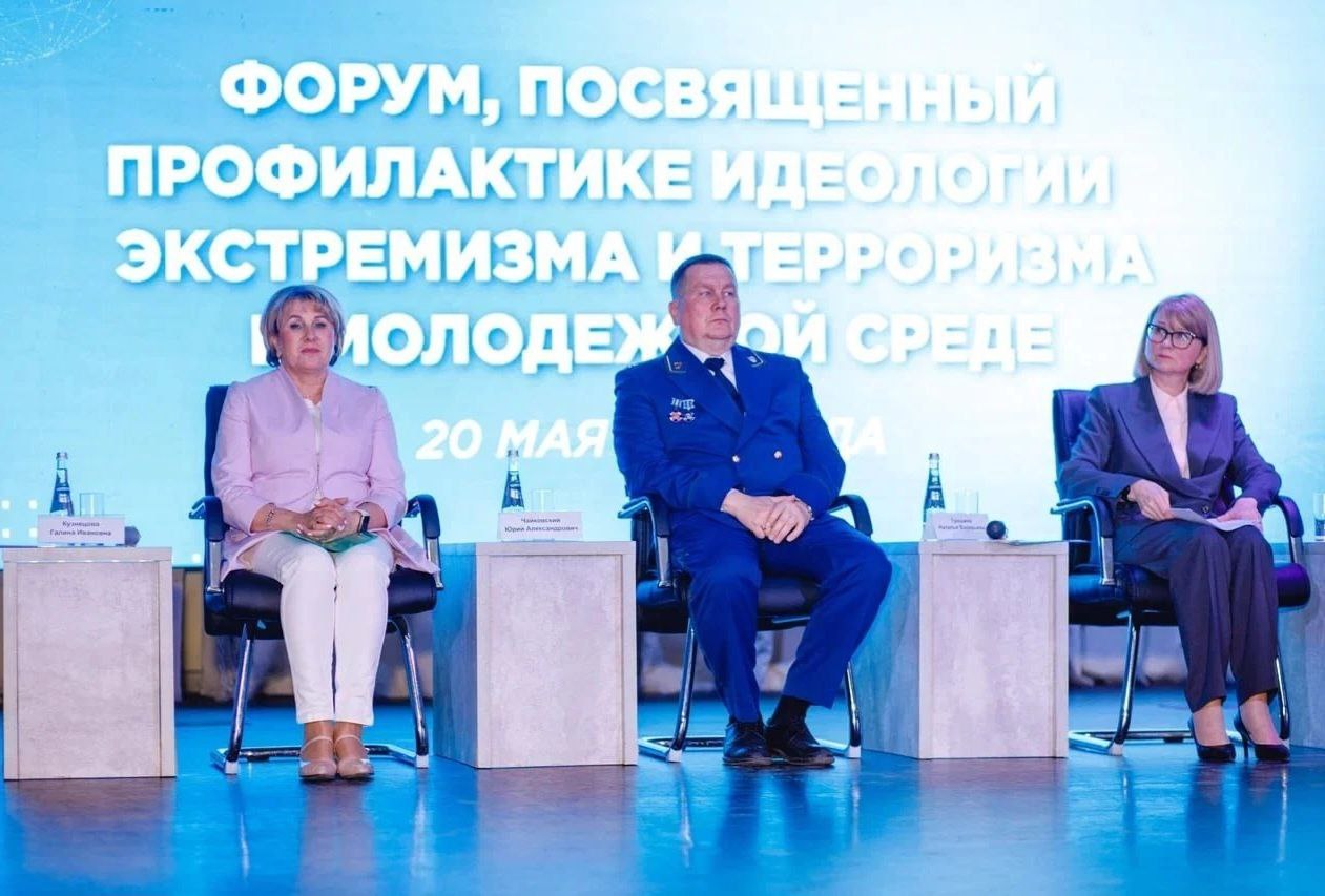 В Саратовской области полицейские и общественники приняли участие в форуме по профилактике идеологии экстремизма в молодежной среде На базе Саратовской государственной юридической академии прошел форум по профилактике идеологии экстремизма в молодежной среде. Организатором выступило областное министерство внутренней политики и общественных отношений при поддержке Федерального агентства по делам национальностей. Аудиторией стали студенты саратовских вузов и ссузов, включая иностранных студентов и обучающихся из субъектов Северо-Кавказского федерального округа. Также в мероприятии приняли участие представители национально-культурных организаций области, религиозных конфессий и общественных объединений региона. Спикерами выступили эксперты исполнительных и правоохранительных органов, Общественной палаты Саратовской области, а также научного и экспертного сообществ. Так, на мероприятии выступили Галина Кузнецова, сотрудник ЦПЭ ГУ МВД России по Саратовской области и Борис Шинчук, председатель Общественной палаты региона и заместитель председателя Общественного совета при Главке. «Профилактика экстремизма в молодежной среде – одна из ключевых задач современного общества. Важно объединять усилия государства, образовательных учреждений и общественных организаций для формирования устойчивого иммунитета к радикальным идеологиям», - этот подход стал тематическим вектор мероприятия. На общей сессии с докладами выступили представители Саратовской государственной юридической академии, осветившие вопросы профилактики экстремистских и террористических угроз среди молодежи. Далее работа Форума продолжилась в рамках секций и тематических площадок. Форум в очередной раз показал значимость межведомственного взаимодействия и вовлечения молодежи в конструктивные социальные проекты. Участники обсудили меры по укреплению межнационального согласия и повышению правовой грамотности молодежи. Подобные инициативы способствуют созданию устойчивой среды противодействия экстремизму», - отметил участвовавший в мероприятии Араик Косян, член Общественного совета при ГУ МВД России по Саратовской области.