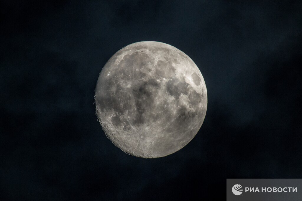 В этом году произойдет несколько солнечных и лунных затмений два из них можно будет наблюдать в России Первое из таких солнечное затмение 12 августа Полоса солнечного затмения 12 августа пройдет от мыса Челюскин через Северный полюс Гренландию Исландию Испанию Закончится в Средиземном море В России в европейской части можно увидеть частные фазы пояснили в ИПА РАН А 28 августа произойдет частное лунное затмение В европейской части России это будет на рассвете Подписаться на РИА Новости