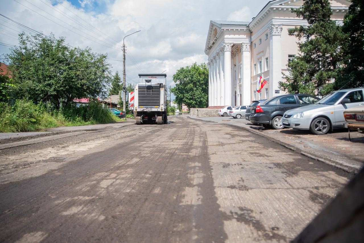 1 2 3 В Курске начат капитальный ремонт дороги по Театральному проезду Протяжённость этого участка — почти 300 м. Дорожные службы приступили к фрезерованию. Асфальт уложат в два слоя. Затем частично выполнят ремонт тротуара и заменят бордюры. В этом году планируется капитальный ремонт 51 автомобильной дороги общей протяженностью 27,357 км. — Завершены работы на пяти улицах: Диасамидзе, 1-я и 2-я Прогонная, внутриквартальная подъездная дорога к жилым домам по ул. Энгельса, Семеновский тупик общей протяженностью 3,665 км, — отметил Сергей Котляров. Ведется ремонт автодорог по 24 улицам. Их полный список — на нашем сайте. Вести-Курск. Только проверенная информация Прислать новость