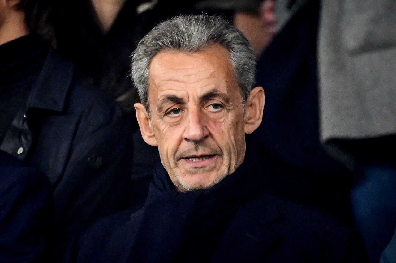 Представитель прокуратуры на слушании в апелляционном суде Парижа предложил освободить из тюрьмы и поместить под судебный надзор экс президента Николя Саркози отбывающего срок в парижской тюрьме Ла Санте передает телеканал BFMTV В сентябре суд признал Саркози виновным в незаконном финансировании избирательной кампании 2007 года ливийскими властями и приговорил его к пяти годам лишения свободы Кроме тюремного срока суд назначил экс президенту штраф в размере 100 тыс и запретил занимать государственные должности в течение пяти лет Фото Matthieu Mirville Starface Global Look Press Читать РБК в MAX