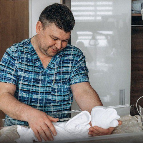 Ямальские медики спасли младенца с тяжелой патологией Женщина поступила в родильное отделение Надыма с риском появления у малыша гемолитической болезни. Ребенок появился на свет здоровым, однако спустя 10 часов у него развилась тяжёлая дыхательная недостаточность. Неонатолог Оксана Семенюк и завотделением Анжела Давлетова заподозрили диафрагмальную грыжу – состояние, при котором органы брюшной полости перемещаются в грудную клетку. Диагноз грозил летальным исходом. Маму с младенцем экстренно доставили в Ноябрьскую ЦГБ. Ребёнка прооперировали хирурги Александр Кокоталкин и Вячеслав Зубарев. Они вернули кишечник на свое место и ушили отверстие в диафрагме. Две недели маленький пациент находился в реанимации под круглосуточным контролем. Затем лечение продолжилось в отделении патологии новорождённых. Сейчас с ребенком все в порядке, он находится дома. настоящим профессионалам своего дела! На снимке, кстати, один из них – Александр Кокоталкин. Тундра-Сюндра Подписаться