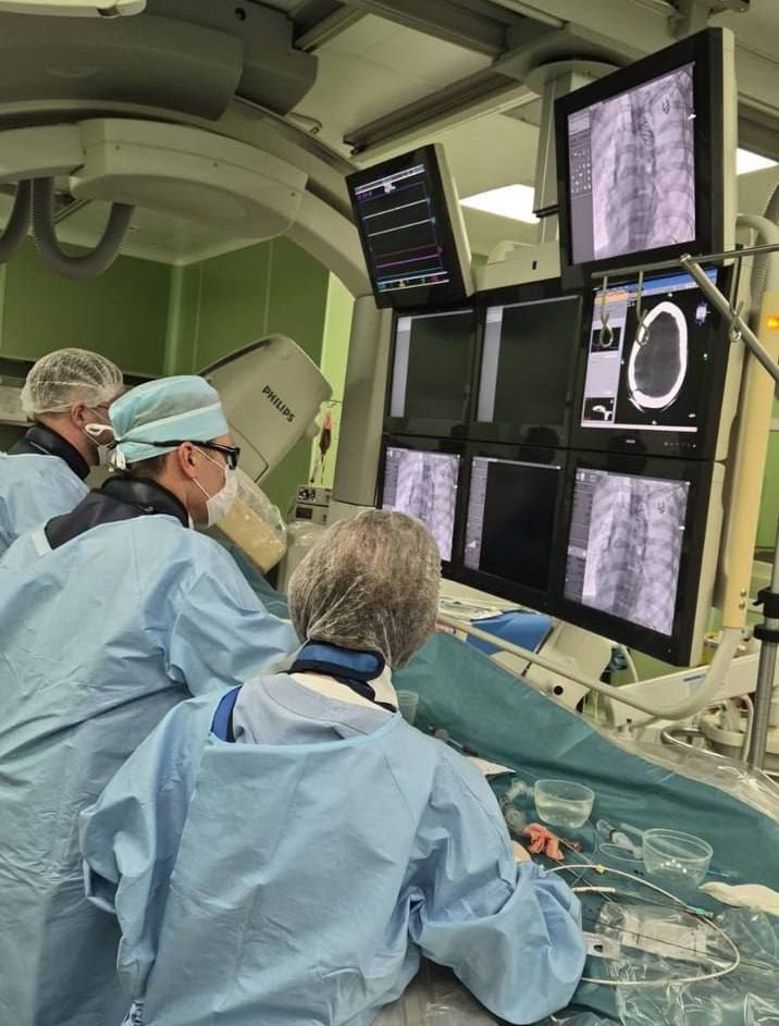 Врачи Педиатрического университета спасли подростка после жесткой аварии на питбайке У парня была травма с которой выживают единицы расслоение аорты Команда из нескольких специалистов семь часов боролась за его жизнь установила стент в главную артерию и собрала таз Сегодня подросток жив благодаря слаженной работе и высочайшим технологиям Подписаться ТГ MAX