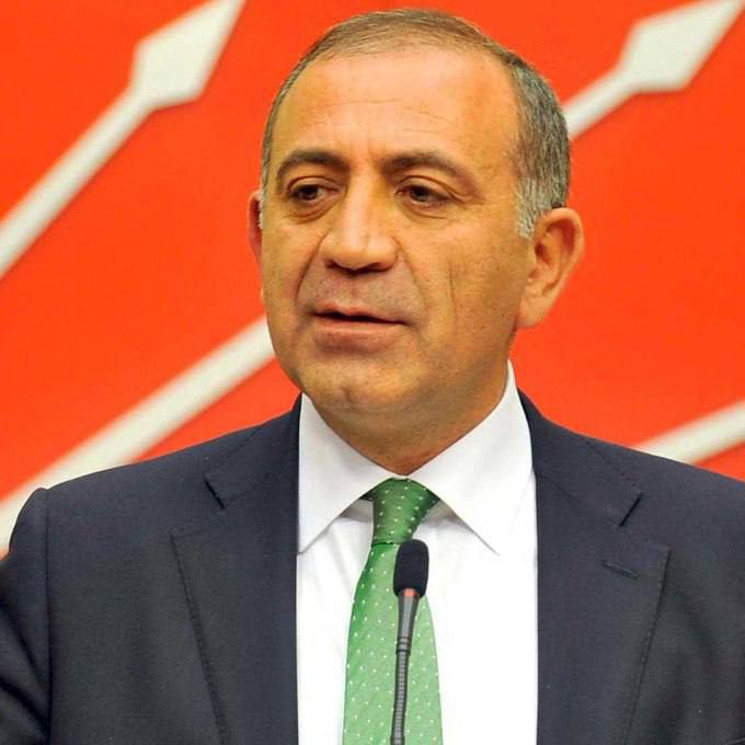 Правящая в Турции партия Справедливость и развитие AKP назначила Гюрселя Текина куратором в Стамбульское отделение оппозиционной Республиканской народной партии CHP уволив и арестовав действующих членов отделения Жители Стамбула считают Текина марионеткой властей и не признают его полномочий