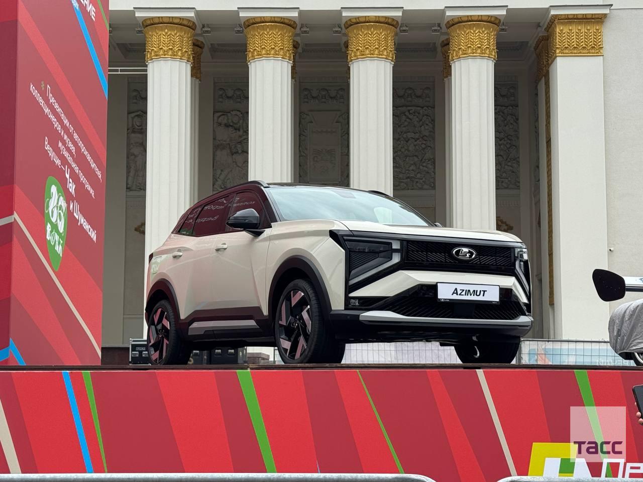 "Автоваз" впервые представил широкой публике свой новый кроссовер Lada Azimut.   Автомобиль можно увидеть на фестивале "ПроДвижение", который проходит на ВДНХ, передает корреспондент ТАСС.     / Москва