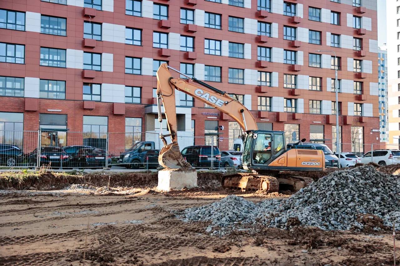 Строительство нового детского сада в Мытищах завершат до конца года   Глава городского округа Мытищи Юлия Купецкая провела выездное оперативное совещание на месте строительства детского сада в микрорайоне «Новое Медведково».   В июне прошлого года здесь прошла торжественная закладка капсулы времени под строительство детского сада на 260 мест. На сегодняшний день основные строительные работы близки к завершению. До конца года здание будет полностью готово. Уже подключены внутренние инженерные коммуникации, продолжаются работы по чистовой отделке и благоустройству территории.    Новый детский сад будет состоять из трёх этажей, корпус рассчитан на 11 групп.  #мытищи_новости