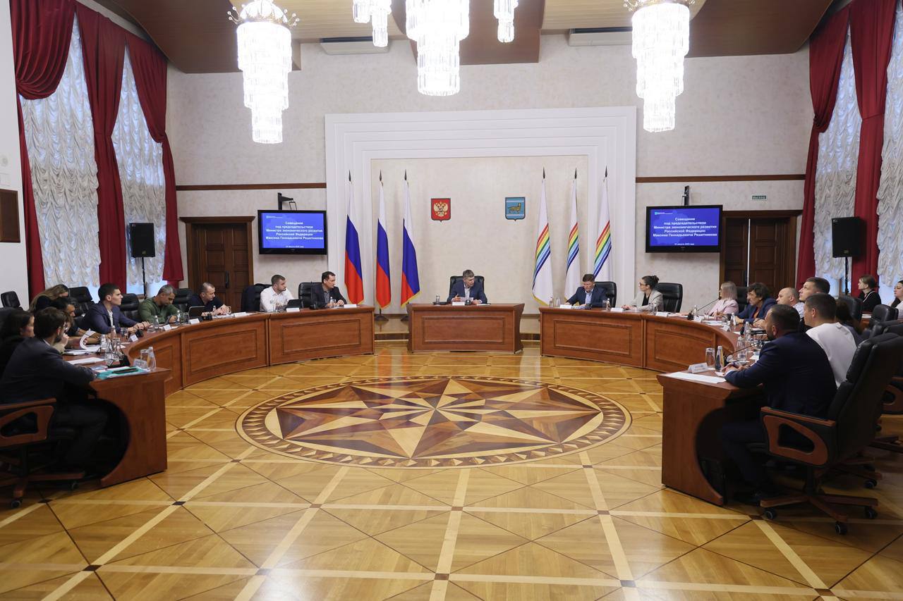 На рабочей встрече с Министром экономического развития России Максимом Геннадьевичем Решетниковым договорились о новых мерах поддержки для развития экономики Еврейской автономной области.    Автономия дополнительно получит 230 млн рублей по механизму «зонтичных» поручительств Корпорации МСП в рамках спецлимита ДФО. Это позволит нашим предпринимателям привлечь не менее 460 млн рублей для реализации проектов. Также снижена минимальная сумма для инвестиционного кредитования: теперь Центр поддержки инвестиционного кредитования будет рассматривать инициативы от 10 млн рублей  ранее — 50 млн .    В рамках утвержденного Президентом национального проекта «Туризм и гостеприимство» в течение трех лет наш регион получит 90 млн рублей на развитие туристической отрасли. Субсидию направим на обустройство кемпинга и модернизацию горнолыжного комплекса.    Максим Геннадьевич отметил потенциал региона в развитии сферы креативных индустрий. В ЕАО уже действует региональный закон о поддержке отрасли, создаются проекты, такие как кластер индустрии моды в Биробиджане и капсульная коллекция одежды «Озаряй ЕАО». Договорились расширить меры поддержки креативных предпринимателей, включая финансовые, имущественные и образовательные инструменты.    Направили заявку в Минэкономразвития для создания в области индустриального парка. На его территории разместится 21 резидент, что позволит создать 700 новых рабочих мест.    Максим Геннадьевич подчеркнул, что Еврейская автономная область демонстрирует опережающие темпы экономического развития. Только за первые 5 месяцев текущего года промышленное производство выросло на 8% — при среднем уровне по стране в 3,7%, реализуются 17 крупных инвестиционных проектов. Ставим задачу сохранить и нарастить темпы развития.  Благодарю Максима Геннадьевича за поддержку наших инициатив и внимание к потребностям экономики региона.