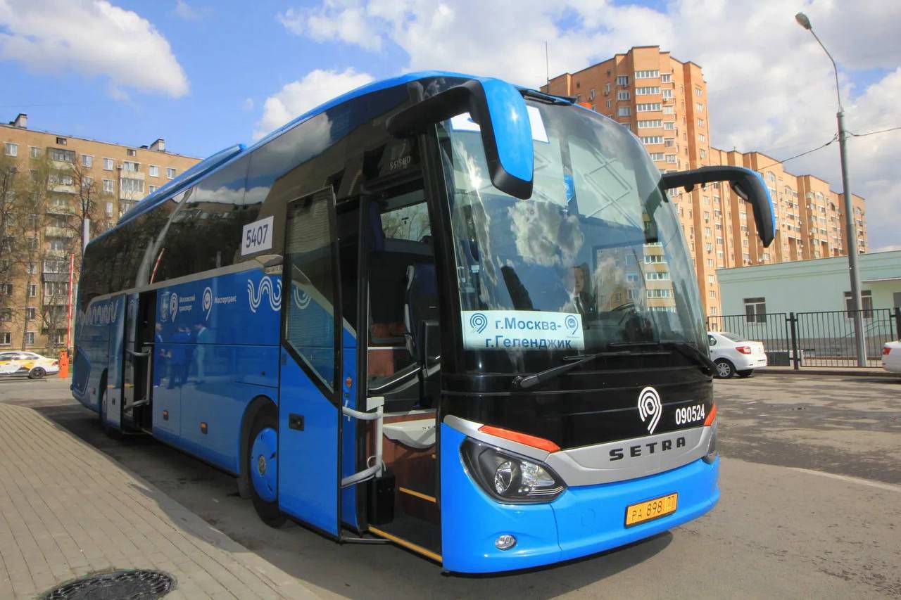 11 июня из Москвы в Геленджик запустят сезонный автобусный маршрут Автобус будет останавливаться также в Краснодаре, Анапе, Новороссийске и Кабардинке. Стоимость одного билета — 6 500₽. Время в пути — 22 часа 30 минут. Продажа билетов уже открыта.