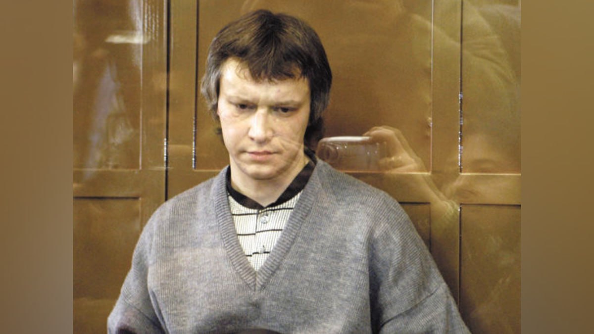 Суд в Москве отказался переводить «Битцевского маньяка» Александра Пичушкина в другую колонию. Серийный убийца ранее потребовал перевести его из ямальской колонии «Полярная сова» в учреждение поближе к столице. Пичушкин, известный как «Битцевский маньяк» и «Убийца с шахматной доской», с 2001 по 2006 годы совершил не менее 49 убийств в московском Битцевском парке и его окрестностях. Большинство жертв убивал ударами молотка по голове. Мечтал убить 64 человека в соответствии с количеством клеток на шахматной доске. В апреле 2025 года Пичушкин сообщил о готовности дать показания о совершении еще 11 убийств в Москве. «Москва»