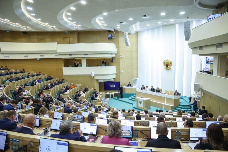 Сегодня на пленарном заседании Совета Федерации одобрили несколько законов, которые мы подготовили с коллегами-сенаторами. Один из них продолжает нашу системную работу по борьбе с финансовыми пирамидами.  Во-первых, инициатива повышает штрафы за создание таких сомнительных схем. Для компаний он может составить до 1 миллиона рублей. Во-вторых, публично привлекать средства граждан смогут только профессиональные участники финансового рынка — кредитные и некредитные организации и эмитенты.   Другая инициатива впервые создаёт в России условия для формирования своих финансовых индикаторов – это информация о процентных ставках, фондовых индексах, стоимости ценных бумаг. О необходимости появления таких независимых показателей мы говорили уже давно, но особенно остро вопрос встал с уходом иностранных информационных агентств.  Финансовые индикаторы позволяют участникам фондового рынка эффективно управлять рисками, повышать доверие к системе. Кроме того, инициатива поможет сформировать собственные ценовые индикаторы на отечественные товарно-сырьевые активы. Такая мера снизит зависимость от зарубежных бирж.  Наконец, ещё один закон вводит национальный кредитный рейтинг банков. Он станет объективным отражением надёжности кредитной организации. Сейчас главным критерием выступает в основном величина собственного капитала, что не всегда эквивалентно качеству работы банка.  Закон поможет создать конкурентную среду на финансовом рынке и повысит прозрачность в процедуре отбора кредитных организаций для размещения госсредств.