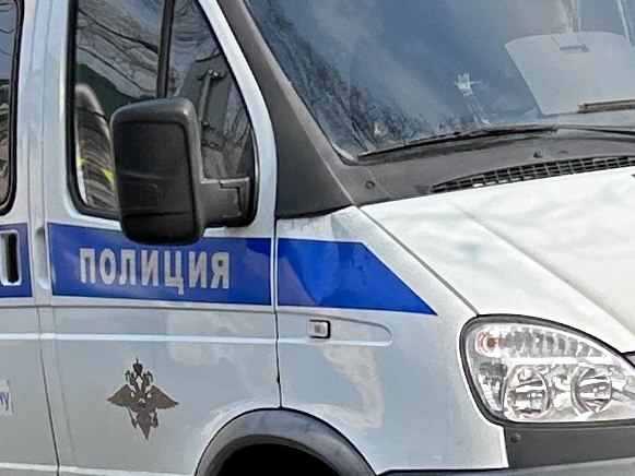 В Рязани задержали закладчицу Сотрудники полиции в областном центре задержали 25-летнюю рязанку, причастную к организации сбыта синтетических наркотиков. Об этом сообщает УМВД России по области. Ранее оперативники получили сведения, что женщина планирует распространить по территории Рязани большое количество контейнеров с наркотиком. Полицейские выяснили, когда женщина выйдет на «маршрут закладки», и задержали ее. У нее обнаружили более 300 самодельных контейнеров с порошкообразным веществом. Экспертиза установила, что в контейнерах содержится 152 грамма синтетического наркотического средства. Злоумышленницу задержали. Также оперативники выявили места двух ранее сделанных закладок и изъяли еще около грамма наркотика. Возбуждено уголовное дело. Фигурантке грозит до 20 лет лишения свободы.