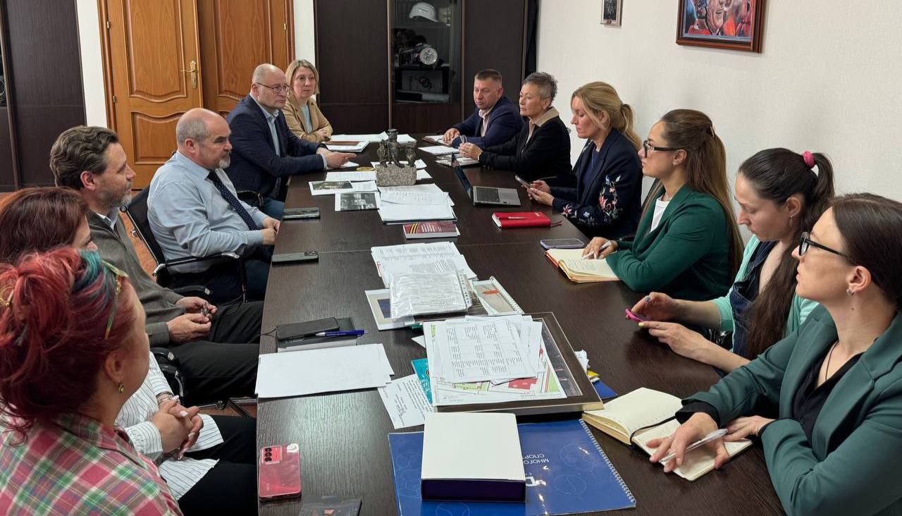 «Гранд Лайн» продолжит озеленять обнинское Заовражье. В прошлом году сотрудники компании высадили на бульваре Антоненко большую липовую аллею и теперь над ней шефствуют, ухаживая за деревьями вместе со специалистами Зеленого хозяйства. Сейчас у «Гранд Лайн» появилась идея посадить в местах входа на бульвар сирень и спирею, чтобы получился многоуровневый ландшафт. В ближайшее время проект проработают с точки зрения безопасности дорожного движения и расположения коммуникаций. Затем компания приступит к ее реализации. ES! - канал. Подписаться