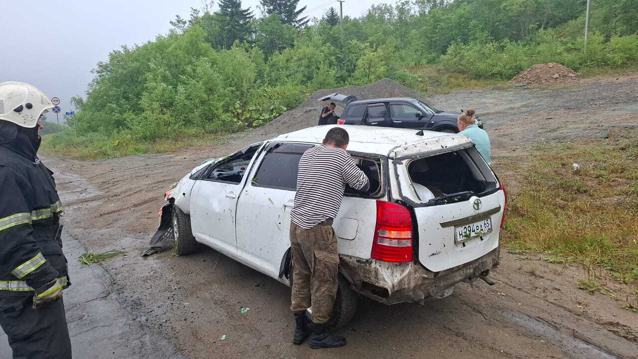 В районе села Взморье перевернулся автомобиль  30 июля на 115 км. автодороги Южно-Сахалинск-Оха произошло ДТП с участием легкового автомобиля Toyota Wish. Водитель транспортного средства не справился с управлением, в следствии чего машина перевернулась. Находившийся за рулём Тойоты человек пострадал.  В 19 часов 05 минут о дорожном происшествии стало известно диспетчеру Долинского пожарно-спасательного отряда , в 18 часов 09 минут на место прибыл личный состав  отдельного поста пожарно-спасательной части № 23 с. Взморье.  Пострадавший водитель был передан работникам скорой медицинской помощи. Работники пожарно-спасательной службы отключили АКБ на легковом автомобиле.  Убедившись, что никакой опасности для окружающих техника больше не представляет, пожарные проследовали в подразделение.