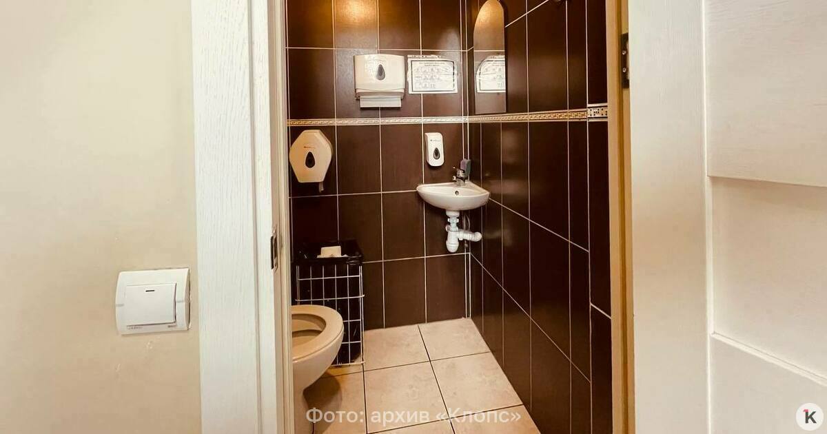 В Гурьевском районе жителям пригрозили отключить канализацию если они не станут платить по завышенным тарифам В Калининградской области прокуратура проверяет жалобы жителей посёлка Петрово Гурьевского района на произвол с канализацией Об этом в субботу 8 ноября сообщает пресс служба надзорного ведомства По данным прокуратуры организация выполняющая водоотведение в одностороннем порядке повысила тариф Жителям пригрозили что если они не станут платить услуга им предоставляться не будет Прокуратура даст оценку исполнения федерального законодательства при предоставлении коммунальной услуги и установлении тарифа на нее При наличии оснований будет рассмотрен вопрос о принятии мер прокурорского реагирования говорится в сообщении