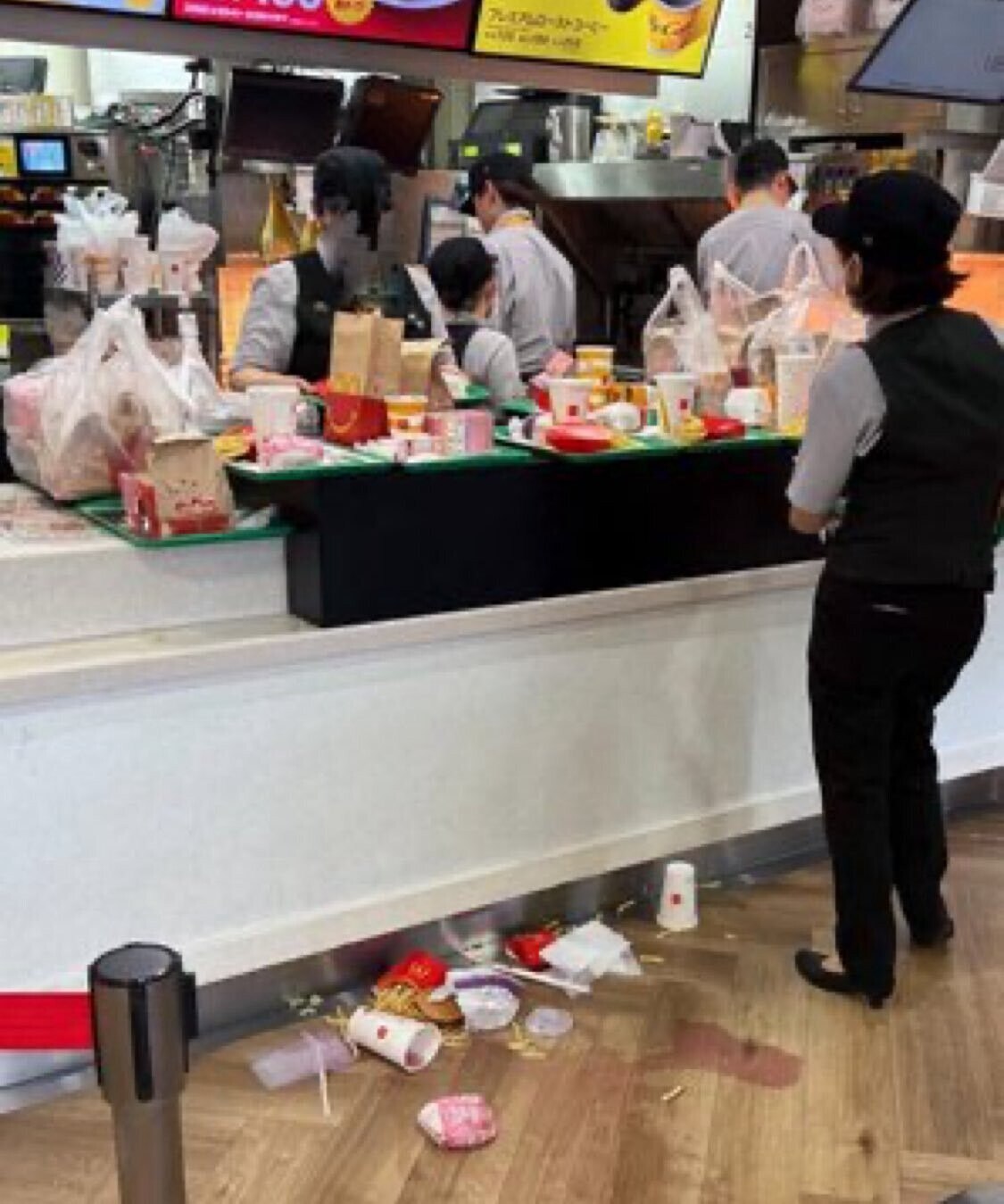 В Японии местный McDonald’s досрочно завершил акцию с эксклюзивными карточками «Покемонов» из-за огромного ажиотажа и порчи еды — фанаты и перекупщики массово скупали наборы «Хэппи Мил» ради коллекционных карточек, а еду просто оставляли или выбрасывали.  Акция стартовала в субботу, 9 августа, и должна была продлиться до понедельника, 11 августа. Однако из-за огромного спроса карточки закончились в большинстве заведений уже через несколько часов.  По условиям акции на одного человека полагалось не более пяти наборов «Хэппи Мил», однако многие клиенты нарушали лимит, скупая десятки порций только ради карточек.  В официальном заявлении McDonald s извинился за досрочное завершение акции и призвал покупателей не обращаться в рестораны по поводу наличия карточек.