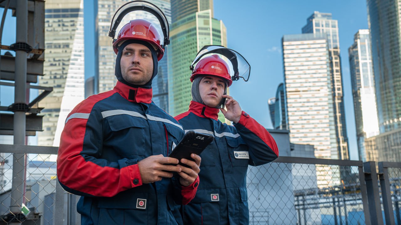 ПАО Россети Московский регион лидер в подготовке востребованных кадров Церемония награждения победителей IV Всероссийского конкурса лучших практик трудоустройства молодежи прошла в рамках Всероссийского кадрового форума на ВДНХ Ежегодный конкурс проводится Министерством труда и социальной защиты РФ совместно с Росмолодежью Движением Первых и Российскими студенческими отрядами В этом году в конкурсе приняли участие 129 организаций из 52 регионов России По итогам экспертной оценки Учебный центр компании Россети Московский регион занял 1 место в номинации Двойное преимущество эффективные модели взаимодействия образования и бизнеса Высокую оценку получила программа практико ориентированного бакалавриата реализуемая в партнерстве с НИУ МЭИ Она позволяет готовить специалистов под реальные задачи отрасли снижать затраты на подбор и адаптацию персонала и формировать устойчивый позитивный имидж компании на рынке труда Поздравляем победителей и команду Учебного центра ПАО Россети Московский регион с заслуженной наградой это вклад не только в развитие отрасли но и в будущее городского хозяйства Москвы Больше о событиях Москвы в каналах Мэра Москвы Сергея Собянина и Городское хозяйство Москвы в MAX