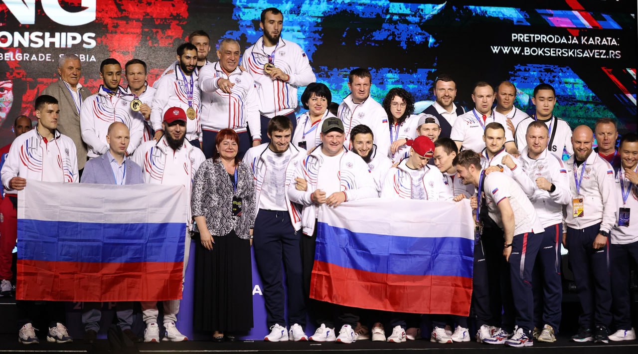 Объявлен состав сборной России по боксу на чемпионат мира в Дубае Турнир в 13 весовых категориях пройдёт с 2 по 13 декабря и станет главной частью организованного IBA Фестиваля бокса Российская сборная выступит с национальной атрибутикой Команда сформирована по итогам чемпионата России Капитаном будет двукратный чемпион мира серебряный призёр ОИ 2020 обладатель пояса WBA в бриджервейте Муслим Гаджимагомедов А ещё выступят Эдмонд Худоян до 48 кг Баир Батлаев до 51 кг Вячеслав Рогозин до 54 кг Андрей Пегливанян до 57 кг Всеволод Шумков до 60 кг Илья Попов до 63 5 кг Евгений Кооль до 67 кг Сергей Колденков до 71 кг Исмаил Муцольгов до 75 кг Джамбулат Бижамов до 80 кг Шарабутдин Атаев до 85 кг Давид Суров свыше 92 кг Призовой фонд составит 8 32 млн news matchtv РИА Новости Александар Джорович