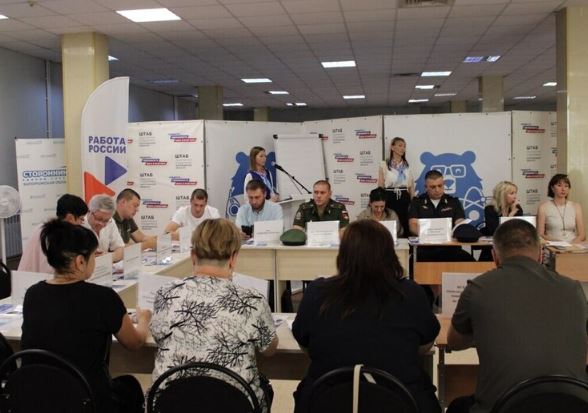 В Запорожье обсудили карьерные перспективы и поддержку участников СВО    В региональном отделении партии «Единая Россия» прошла дискуссионная площадка в рамках федерального проекта «Моя карьера».     Главная цель – помочь участникам СВО и мирным гражданам уверенно смотреть в будущее и строить профессиональные планы.    На встрече обсудили: ⏺ восстановление утраченных документов об образовании; ⏺ возможность получения высшего образования для бойцов СВО; ⏺ обеспечение жильём защитников Отечества; ⏺ помощь гражданам в случае нарушений их прав со стороны местных властей.    Поддержка – это не просто слова. Это конкретные решения и работа на результат!  Новый Мелитополь подпишись