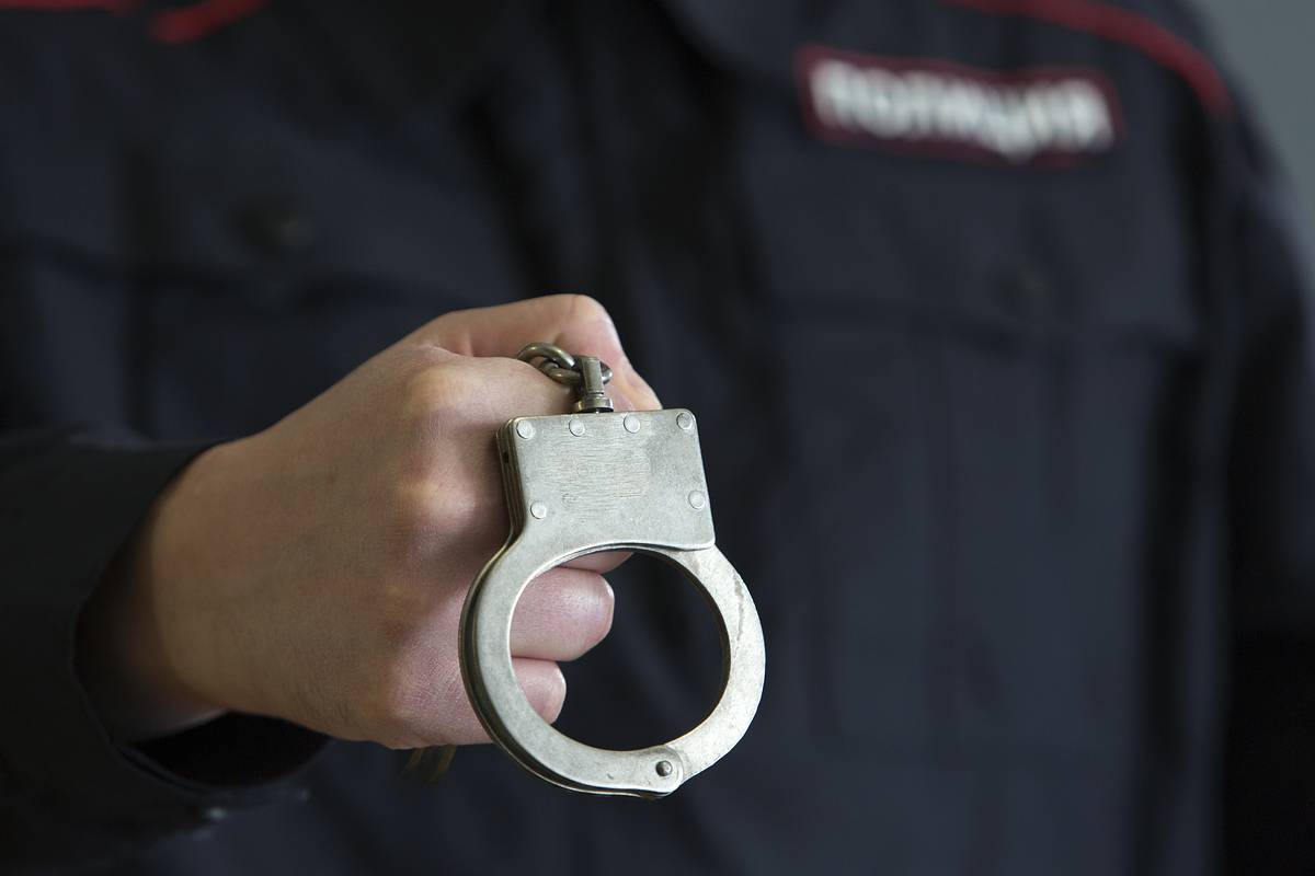 В Москве суд арестовал первого заместителя министра строительства Донецкой народной республики ДНР Юлию Мерваезову Об этом пишет ТАСС Женщина будет под стражей два месяца Она проходит обвиняемой по статье 159 УК РФ Мошенничество Сейчас ей вменяют два эпизода Мерваезову задержали в Пятигорске и доставили в Москву Собеседник агентства заявил что она проходит по делу бывшего главы военно строительной компании ВСК Вадима Выгулярного отвечавшего за объекты Ракетных войск стратегического назначения РВСН в Новосибирской области Ранее сообщалось что в 2020 году Выгулярный получил контракты на три миллиарда рублей для строительства объектов РВСН в поселке Пашино Новосибирской области результате он не выполнил планы а деньги в размере более двух миллиардов рублей и сделки на строительство передал в новую организацию где работал его бывший коллега