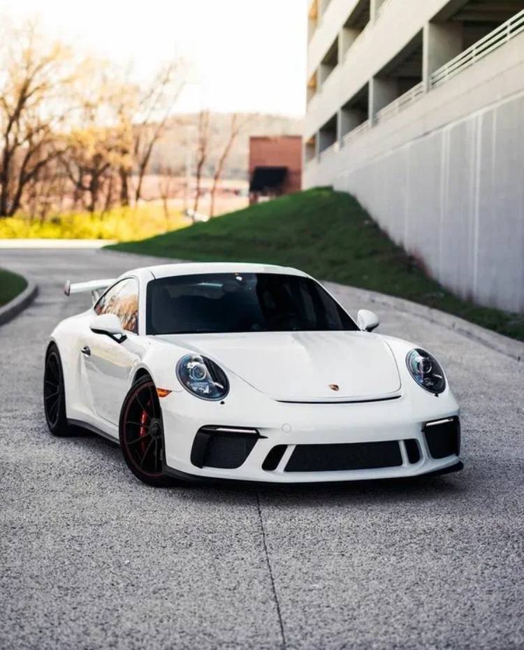 Прибыль Porsche упала за три квартала текущего года по сравнению с годом ранее на 95 9 и составила всего 114 млн евро Только в третьем квартале потери концерна оцениваются в 967 млн евро Санкции