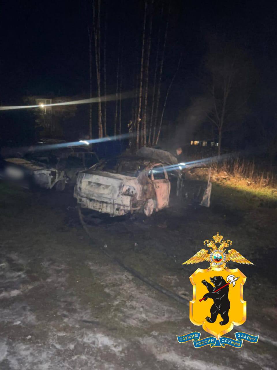 Оперативниками задержан житель Некоузского района совершивший поджог автомобиля принадлежащего полицейскому Ночью 23 ноября в полицию поступила информация о возгорании автомобилей Фольксваген Поло ВАЗ 2105 и Нива припаркованных в пос Борок Некоузского района В ходе разбирательства установлено что пожар произошел вследствие поджога иномарки принадлежащей сотруднику районного отдела Госавтоинспекции По результатам проведенных оперативно разыскных мероприятий сотрудниками МО МВД России Некоузский совместно с коллегами из управления уголовного розыска и оперативно разыскной части собственной безопасности регионального УМВД установлен и задержан подозреваемый местный житель 1964 г р По данным правоохранителей гражданин облил горючей жидкостью и поджег Фольксваген живущего по соседству инспектора ДПС который ранее неоднократно привлекал его к ответственности за управление автомобилем Лада Ларгус в состоянии алкогольного опьянения На основе материалов собранных полицейскими СУ СК России по Ярославской области возбуждено уголовное дело по ч 2 ст 167 УК РФ Умышленное уничтожение имущества  Поджигатель задержан в порядке ст 91 УПК РФ Подписаться на УМВД России по ЯО Подписаться на нас в МАХ Полиция МВДРФ ЯрославскаяОбласть mvd76 ПовреждениеИмущества поджог авто