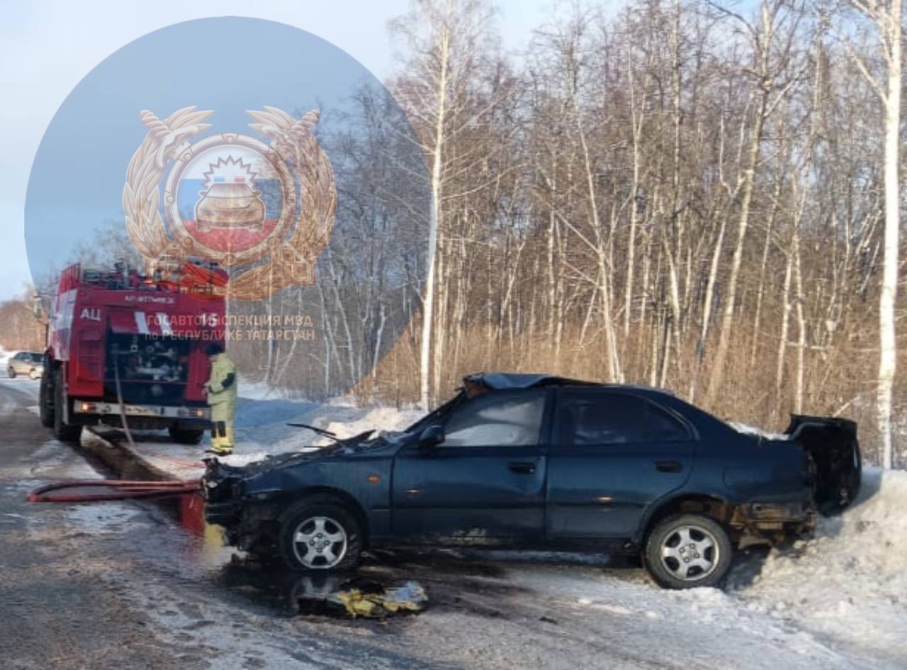 В Татарстане водитель иномарки погиб, выехав на обгон   В Альметьевском районе мужчина за рулем Hyundai начал обгон, но столкнулся по касательной с попутной LADA, а после влетел во встречный Geely.      От удара 64-летний водитель Hyundai скончался на месте. Автоинспекторы выясняют все обстоятельства.    Подписаться на «Вечерку»