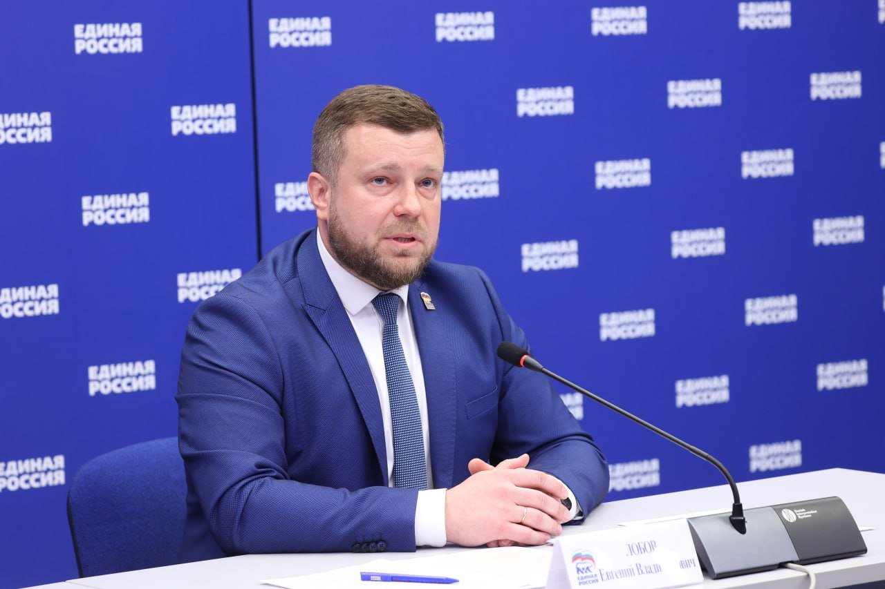 Дмитрий Медведев поддержал кандидатуру Евгения Лобова в качестве секретаря реготделения «Единой России» Врио зампреда правительства Курской области пообещал, что максимально включится в работу по линии партии. В пресс-службе партии сообщили, что кандидатуру Евгения Лобова предложил Александр Хинштейн. Медведев попросил Лобова уделить максимум внимание первичным партийным организациям и поручил ему организовать самое широкое взаимодействие с людьми. – Александр Хинштейн работает в открытом стиле. Это очень важно в ситуации, которая у вас сложилась. Надеюсь, что такого же стиля работы будете придерживаться и вы, - отметил Дмитрий Медведев. Евгений Лобов в 2017 году был избран на прямых выборах главой города Фатеж. Работал в департаменте внутренней политики Курской области, участвовал во многих выборных кампаниях. - Регион хорошо знаю, знаю людей и с решением поставленных задач мы максимально командой справимся, - заключил он.
