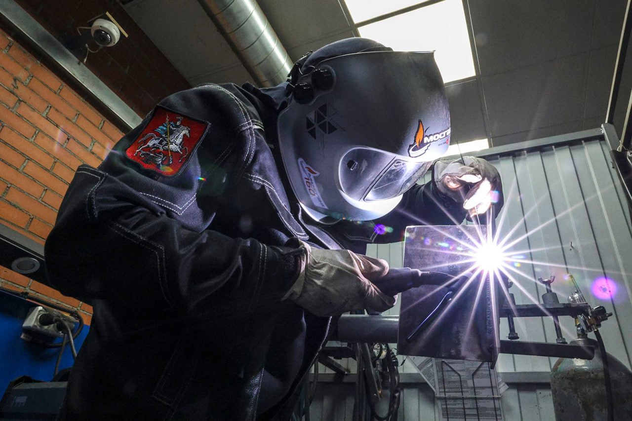 У сварщиков теперь будет свой праздник Распоряжение об этом подписал Михаил Мишустин Новый праздник будут отмечать в последнюю пятницу мая этот день неформально утвердился в профессиональном сообществе сварщиков официальный портал мэра и правительства Москвы Подписаться на Москва 24 Наши каналы Новости в MAX