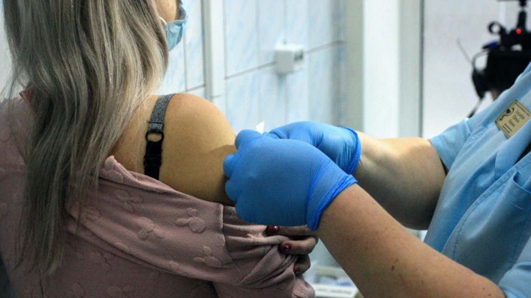 В ряде регионов России наблюдается дефицит жизненно важных лекарств В ряде российских регионов как сообщает Telegram канал Baza наблюдается дефицит инсулина в аптеках что создает проблемы для людей страдающих диабетом В Пензенской области и Якутии отмечена нехватка препаратов Апидра и Левемир предназначенных для лечения диабета первого и второго типов Жители Пензы утверждают что первый препарат отсутствует в продаже в городе уже полгода При этом аналогичные лекарства не всегда подходят всем пациентам как например в случае с 50 летней россиянкой у которой возникла серьезная аллергическая реакция на другой вид инсулина Фармацевтические сети Пензы также подтверждают нехватку Левемира и Апидры отмечая что остатки препаратов продаются по цене от 4000 до 5000 рублей за упаковку Фото amic ru