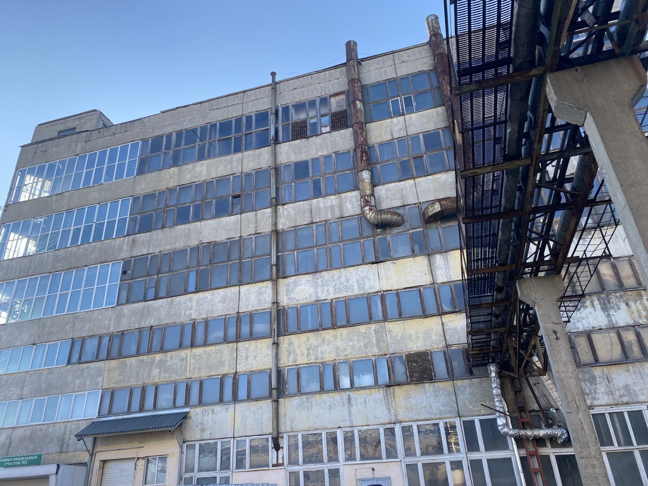 Куйбышевазот отказался от строительства комплекса минеральных удобрений на площадке Курскхимволокно Как сообщили в компании такое решение было принято после консультаций с губернатором Курской области Александром Хинштейном а также после дополнительного анализа инвестиционных налоговых и других рисков Напомним планы по строительству завода минеральных удобрений в черте города вызвали серьёзное недовольство местных жителей Ранее власти заверили что производство в микрорайоне Волокно размещаться не будет Однако представители компании тогда заявили что полностью от идеи химзавода не отказываются Теперь Куйбышевазот официально объявил об отказе от строительства на территории Курскхимволокно При этом в компании подчеркивают что сейчас активно рассматриваются альтернативные площадки для размещения комплекса Мы в Max