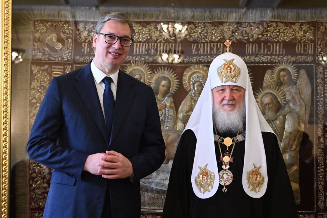 Президент Сербии Александр Вучич наградил патриарха Кирилла Орденом Республики Сербии на большой цепи «за выдающиеся заслуги в развитии и укреплении дружественных отношений и сотрудничества». Это высшая награда Сербии Nevlastny TV