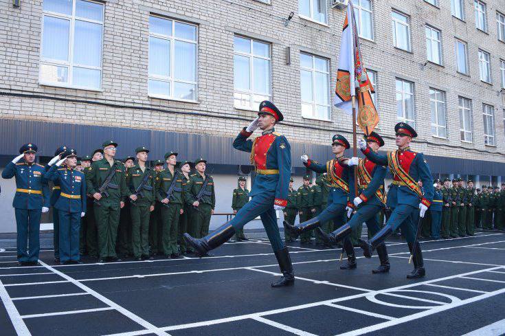 В Саратове открылось высшее военное инженерное училище РХБЗ В Саратове после 15 летнего перерыва вновь открылось высшее военное инженерное училище радиационной химической и биологической защиты Новый вуз открылся в рамках проводимой в стране модернизации системы военного образования и подготовки офицерских кадров Задачу по расширению сети высших военно учебных заведений поставил министр обороны Андрей Белоусов на коллегии министерства в декабре 2024 года В этом году планируется открытие еще двух училищ уже в сентябре военный вуз начнет работать в Нижнем Новгороде а затем в Ульяновске Училищу присвоено имя Героя России Героя Труда РФ генерал лейтенанта Игоря Кириллова погибшего при теракте в декабре прошлого года В учебном заведении открыт мемориальный музей генерала личные вещи для него передала вдова Светлана Кириллова