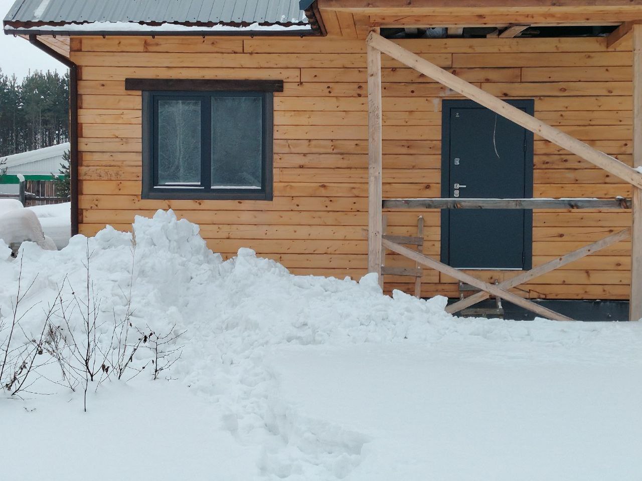 Судебный пристав из Красноярска вытащил мужчину из снежного завала Трагедия чуть не произошла в Большой Мурте Начальник отделения судебных приставов 3 по Советскому району Антон Глаас ехал по поселку когда к нему выбежала девушка прося о помощи Она сообщила что обнаружила мужчину погребенного под снежным завалом Только поставил лестницу закинул на крышу лопату как весь снег что был на крыше сошел на меня Вдобавок когда упал меня придавило лестницей я оказался зажатым между ступеньками с подвернутыми ногой и рукой Самостоятельно выбраться не мог только сумел пробить кулаками отверстие над головой чтобы можно было дышать Высунул голову и начал кричать звать на помощь рассказал пресс службе ГУФССП России по Красноярскому краю пострадавший В это время мимо шла девушка с коляской Она побежала за помощью Антон Глаас откопал мужчину лопатой после чего вызвал скорую помощь Мужчина пробыл под снегом почти два часа Фото ГУФССП России по Красноярскому краю