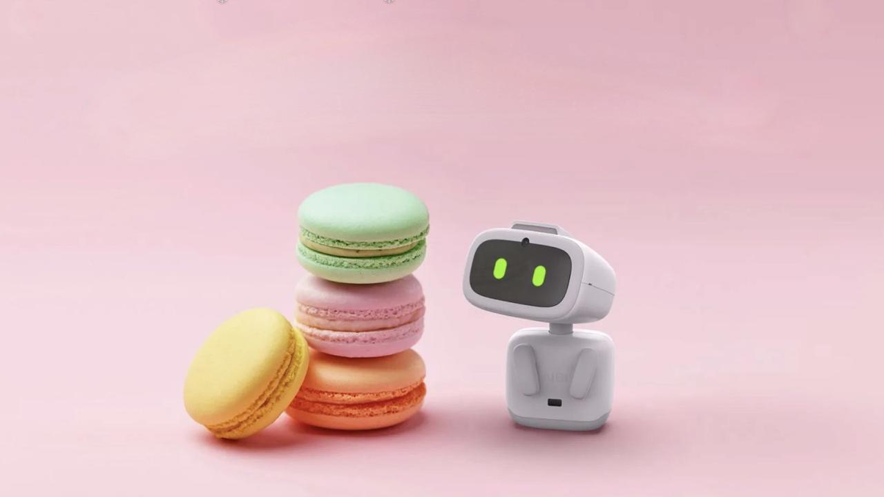 Игрушки для взрослых: Apple Robot с ИИ на подходе  Компания Apple планирует выпустить настольного робота-помощника в 2027 году, сообщает Bloomberg.  По словам Марка Гурмана, девайс оснащён 7-дюймовым дисплеем, установленным на подвижной руке, которая может вращаться и выдвигаться примерно на 15 см в любом направлении. Так робот сможет менять положение, чтобы быть лицом к владельцу. Некоторые сотрудники Apple называют его «лампой Pixar».  Предполагаемый Apple Robot станет более интерактивной версией iPad или iPhone, которую в компании рассматривают как человекоподобного помощника на базе искусственного интеллекта. Он будет работать с новой версией Siri, которая сможет запоминать информацию и участвовать в разговоре. Дизайнеры уже даже тестируют анимированную версию логотипа Finder для образа Siri.  Настольный робот также будет поддерживать звонки по FaceTime с функцией Center Stage. Пока гаджет находится на стадии разработки прототипа, поэтому финальный дизайн может измениться. Apple планирует запустить его в 2027 году.  Мы же отметим, что уже сегодня китайские бренды пачками штампуют настольных роботов по типу EMO и Aibi, которые могут распознавать людей, фотографировать, общаться, напоминать о делах и подключаться к ChatGPT.